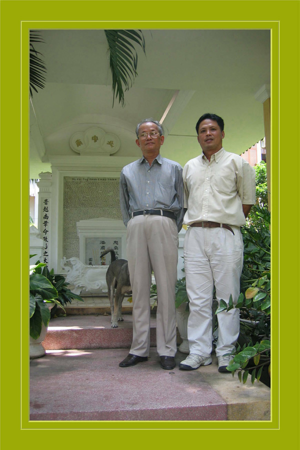 Nguyễn Thanh Giang và Đỗ Nam Hải bên lăng mộ Phan Châu Trinh